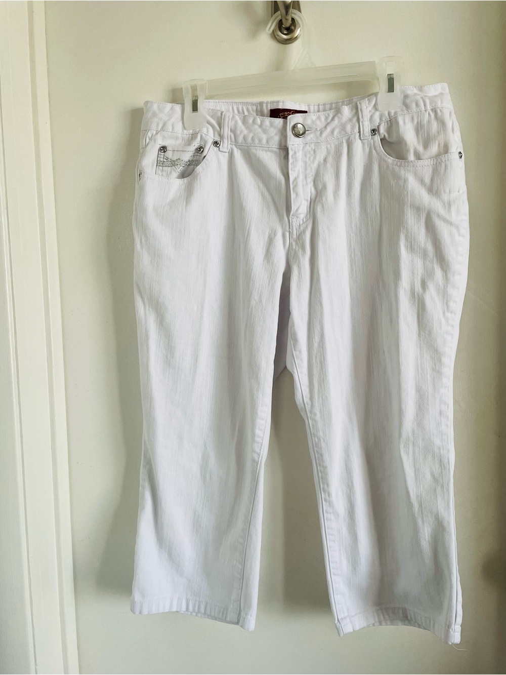Women's White Cropped Stretch Jeans - Classic Comfort